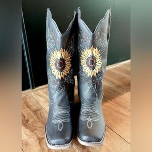 Sunflower 🌻 cowboy boots 👢